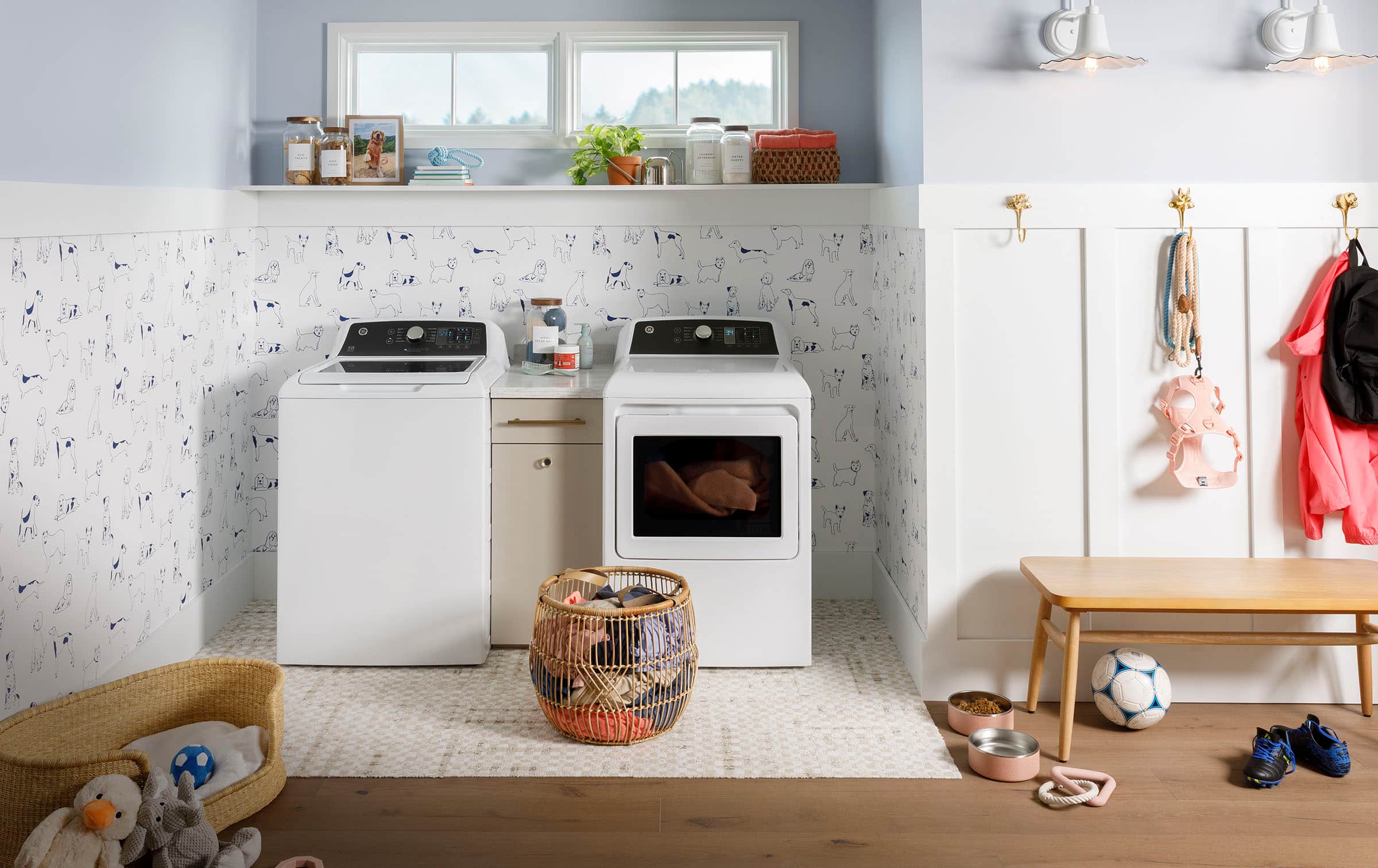 GE - 7.4 Cu. Ft. Gas Dryer with Sensor Dry - White with Matte Black - Image 7