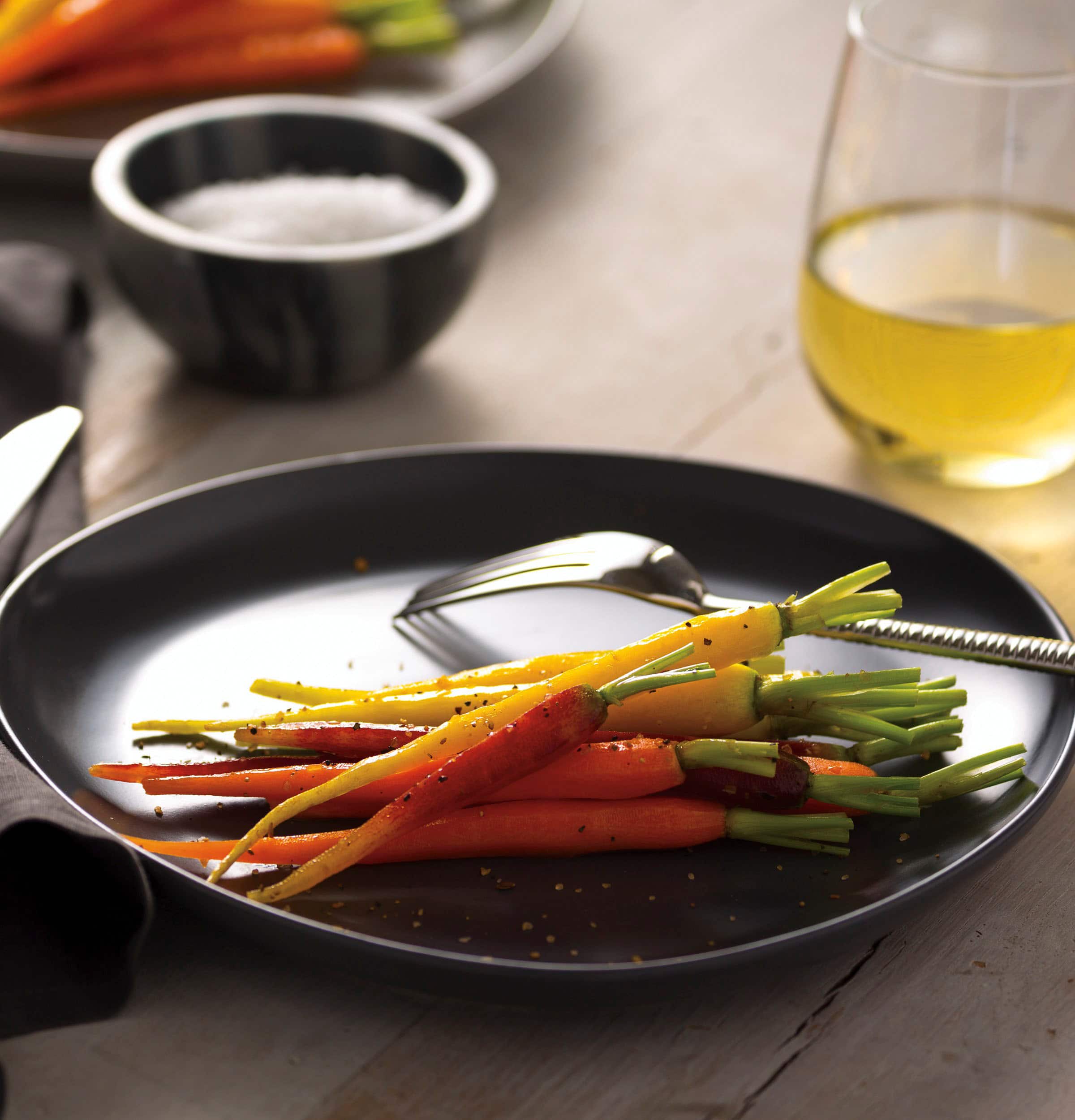 GE - 1.4 Cu. Ft. Countertop Microwave with Sensor Cooking and Defrost - Black - Image 5